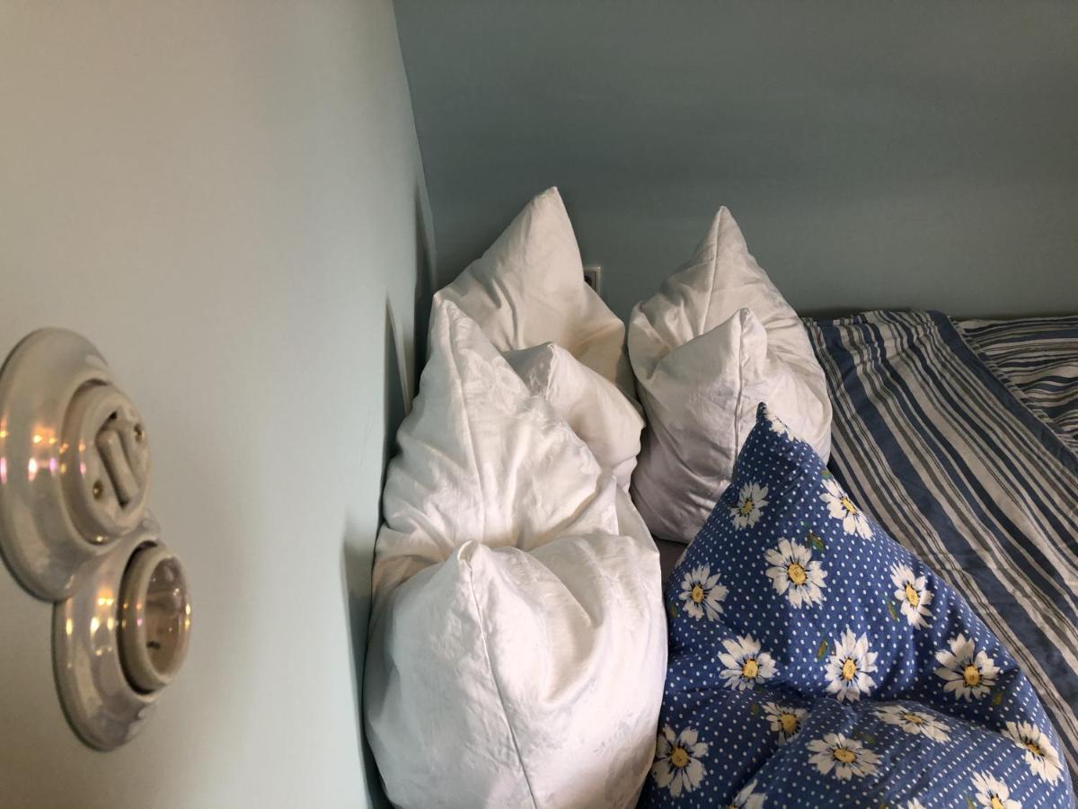 Blaues Zimmer Mit Grossem Balkon, Bad Ist Ein Traum, 50 Schritte Zum Radweg Am Main,Ideal For Short Stay Mainstockheim Buitenkant foto